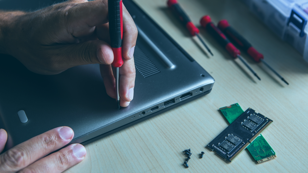 SSD sendo instalado em um notebook