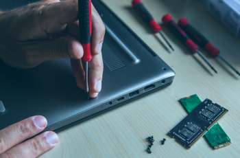 SSD sendo instalado em um notebook