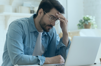 Homem preocupado olhando para seu notebook