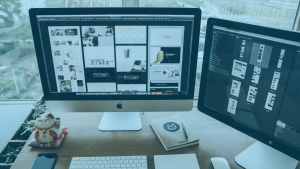 Duas telas de computador em uma mesa