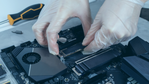 Pessoa fazendo a instalação do SSD em um notebook