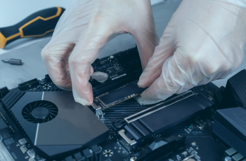 Pessoa fazendo a instalação do SSD em um notebook