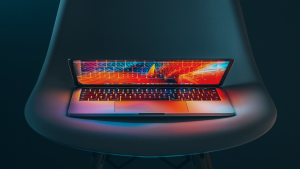 Notebook semiaberto com alto brilho na tela