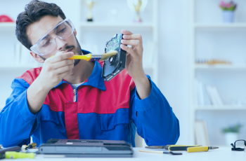 Técnico em informática consertando um notebook em sua assistência técnica