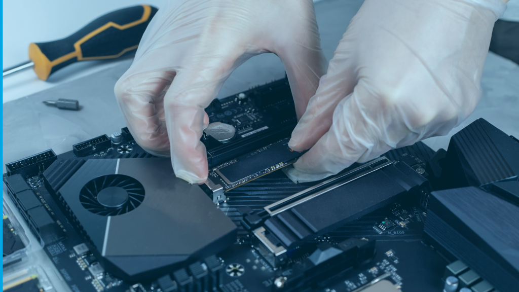 Homem instalando um SSD no interior de um notebook com luvas