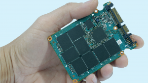 Mão segurando um SSD