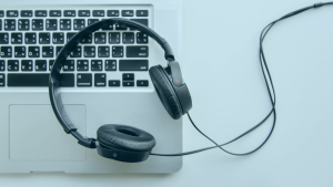 Notebook com um fone de ouvido