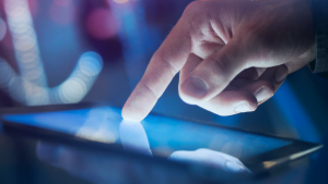 Mão usando uma mesa digitalizadora