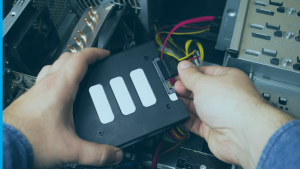 Homem instalando um SSD no PC