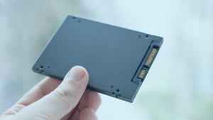 Homem segurando um SSD