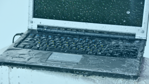Imagem de um notebook molhado
