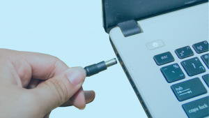 Carregador de notebook sendo conectado ao aparelho