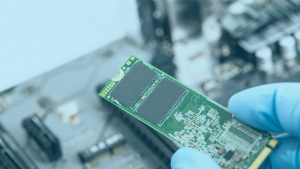 Mão segurando um componente eletrônico