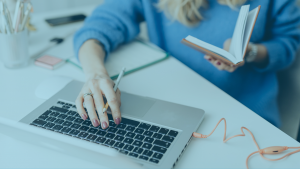 Mão feminina sobre um teclado.