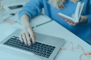 Mão feminina sobre um teclado.