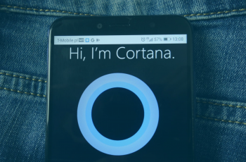 Imagem de um celular. Na tela está escrito "Hi, I'm Cortana"