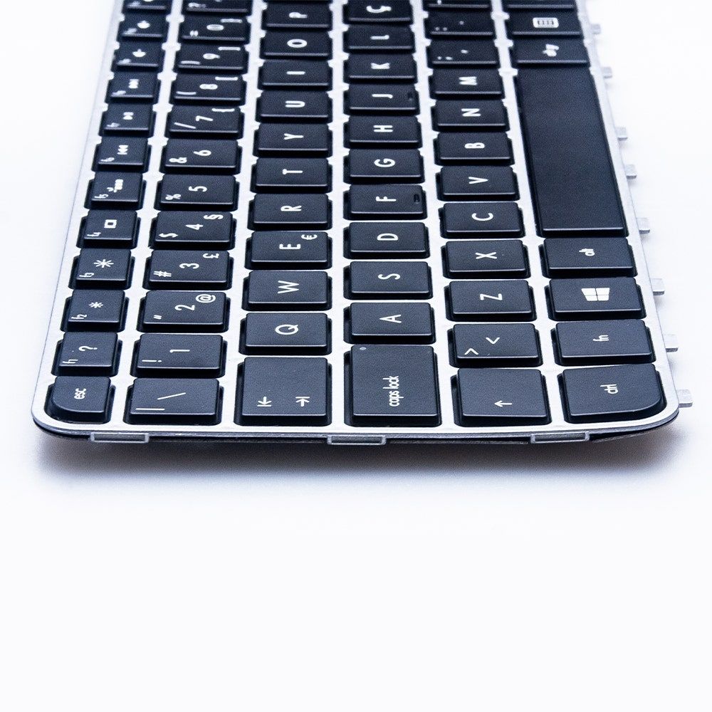 Teclado para Notebook Hp Part Number 698402-251, ABNT2 Preto, possui teclas confortáveis e 12 meses de garantia.