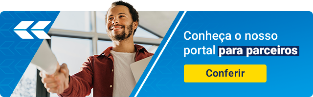 Banner com um homem sorridente apertando a mão de alguém, ao lado do texto 'Conheça o nosso portal para parceiros' em fundo azul e um botão amarelo com a palavra 'Conferir'.