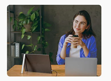 Monitor portátil Arzopa A1 ao lado de um notebook