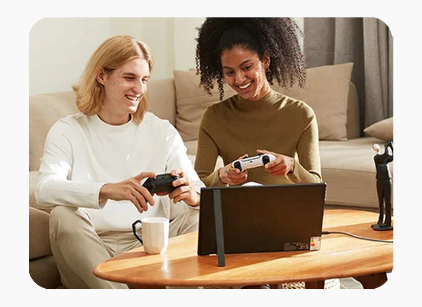duas pessoas usando um monitor arzopa para jogar